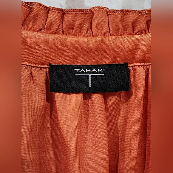 Sophisticated Tahari blouse with silky, flowy material and ruffle neckline - Picture 4 of 10